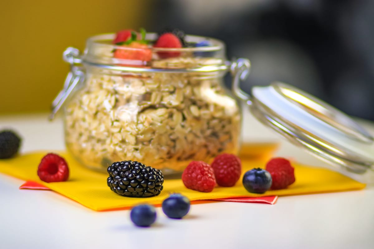 Overnight oats de chia e frutas vermelhas (imagem ilustrativa)