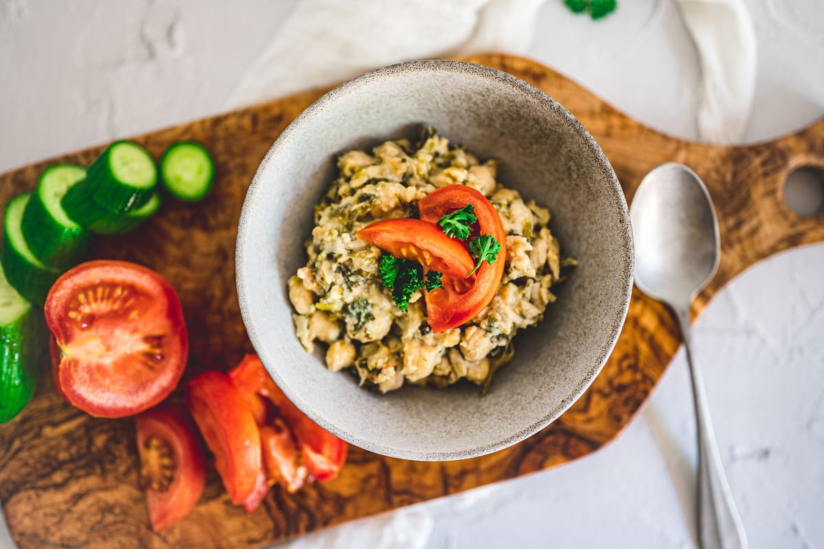 Salada de grão-de-bico com legumes (imagem ilustrativa)