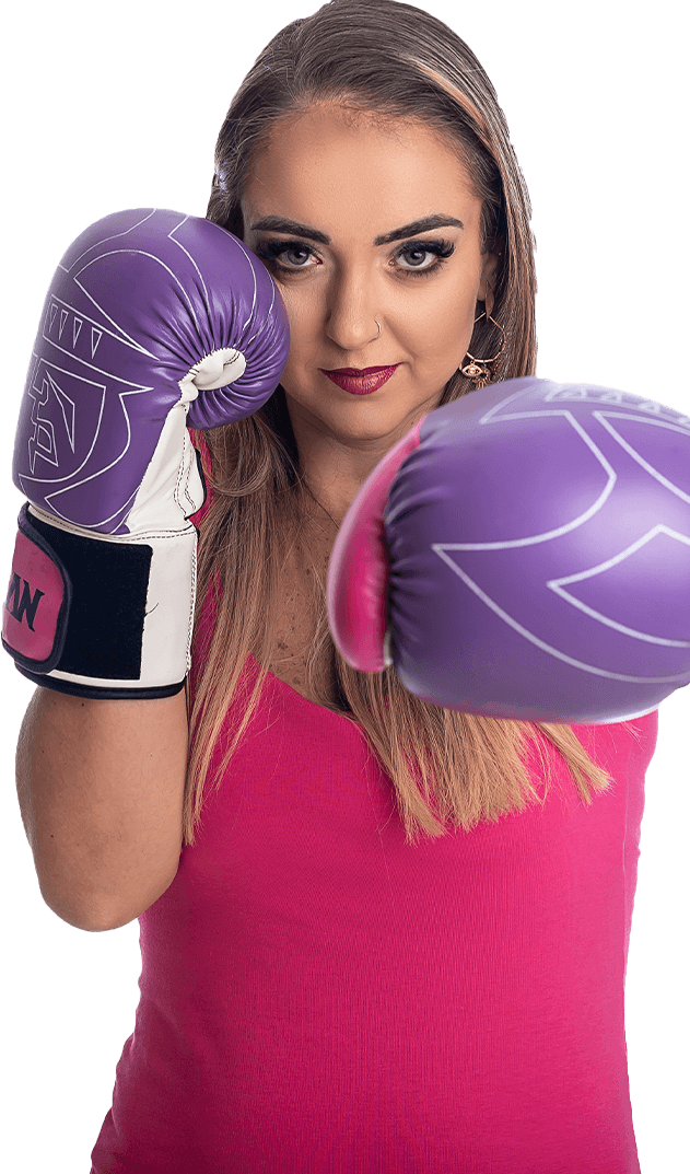 Nutricionista Carol Faria, a Nutri da SOP, com luvas de boxe, em São Paulo
